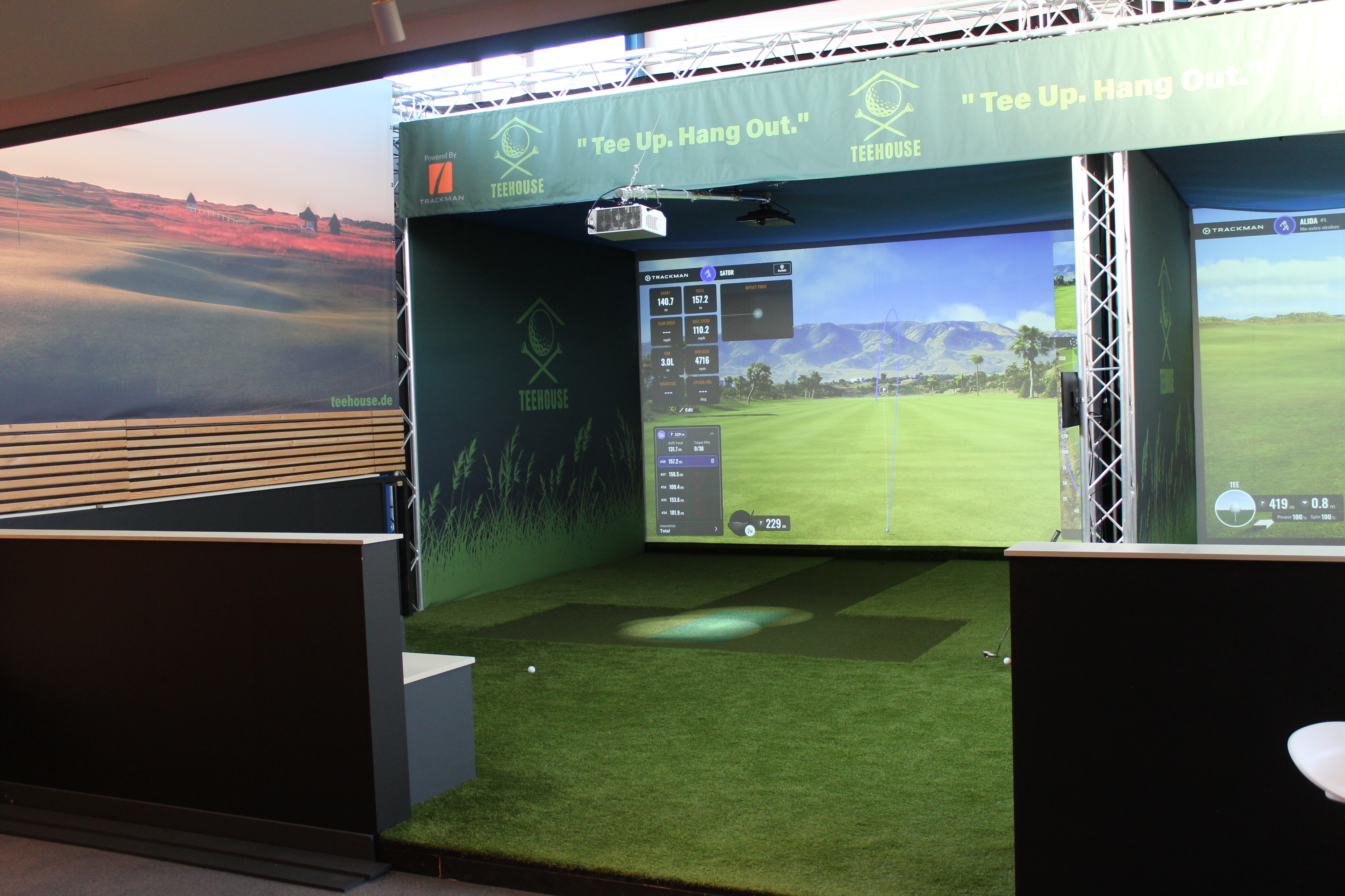 Spacious bays with lounge seating